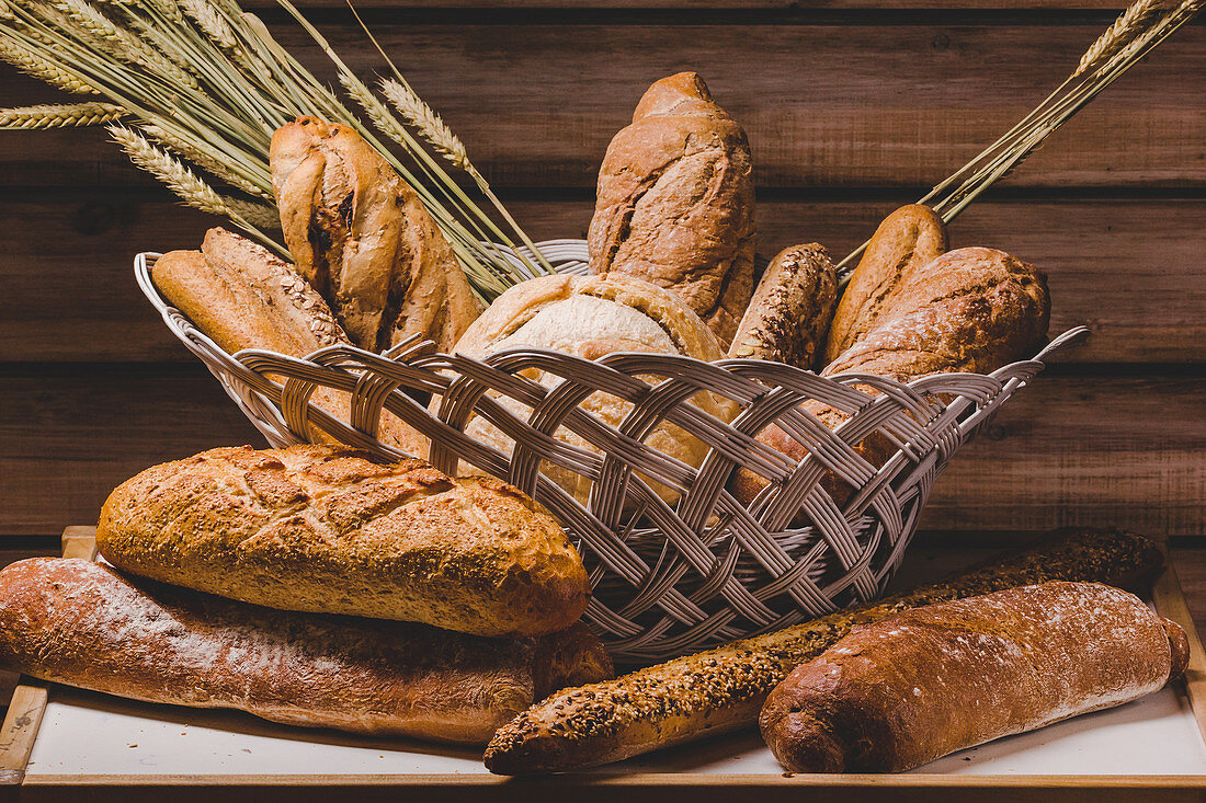 Frisch gebackene Brote im Brotkorb