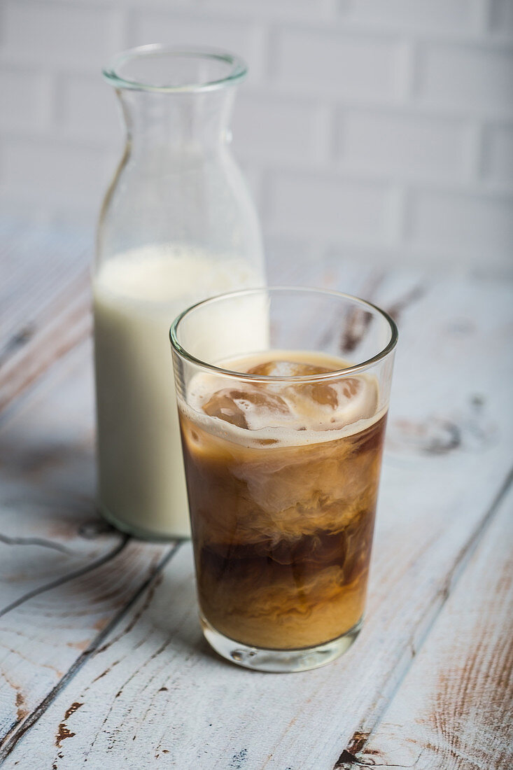 Eiskaffee mit Milch und Eiswürfeln