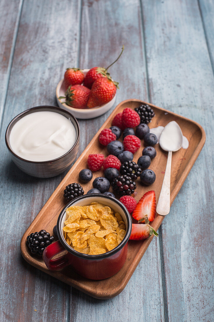 Berries, yoghurt and cereals