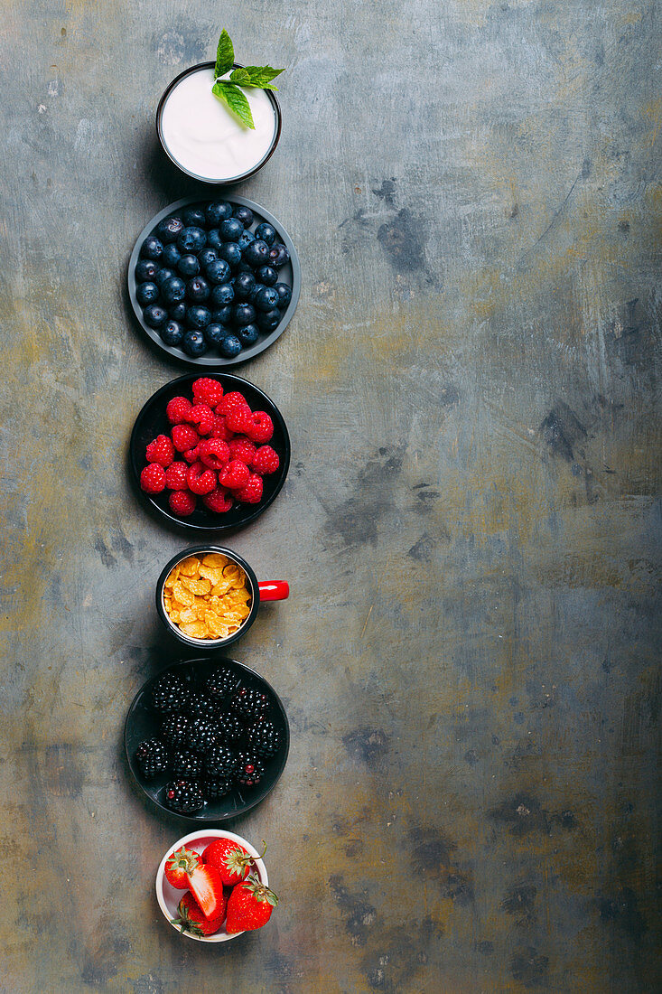 Joghurt und Cornflakes mit verschiedenen Beeren zum Frühstück