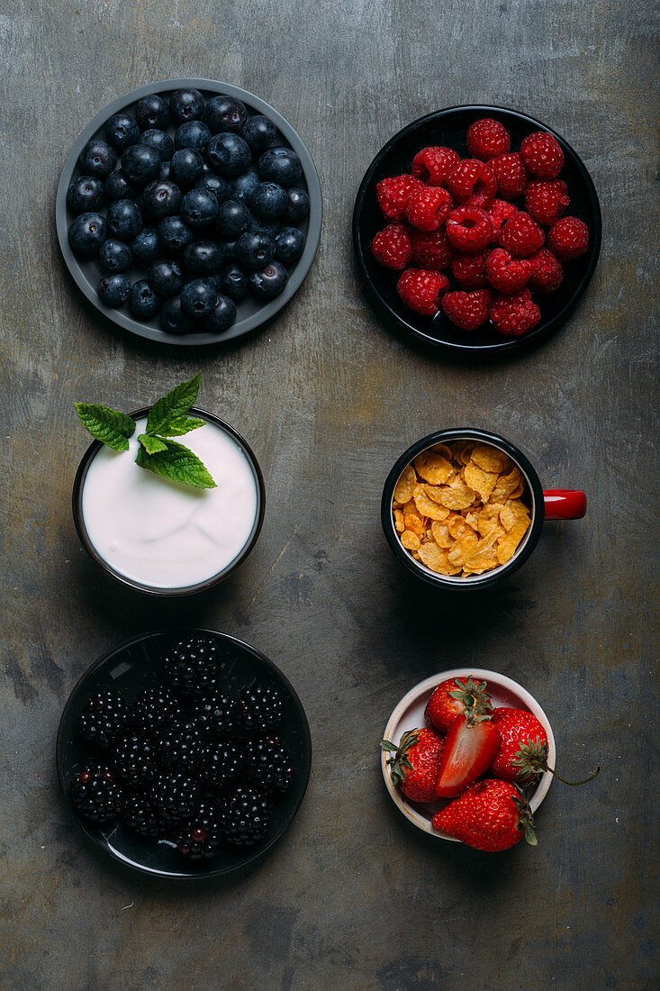 Joghurt und Cornflakes mit verschiedenen Beeren zum Frühstück