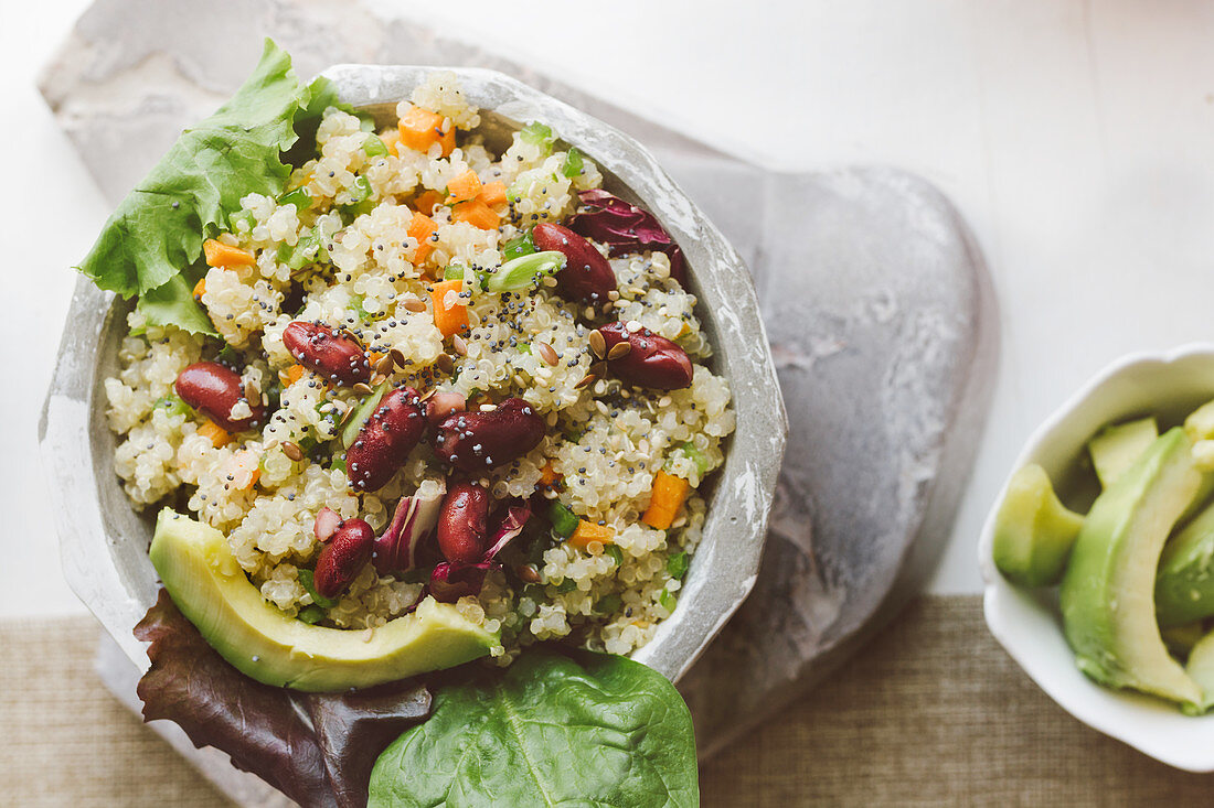 Salat aus Quinoa, roten Bohnen und Gemüse