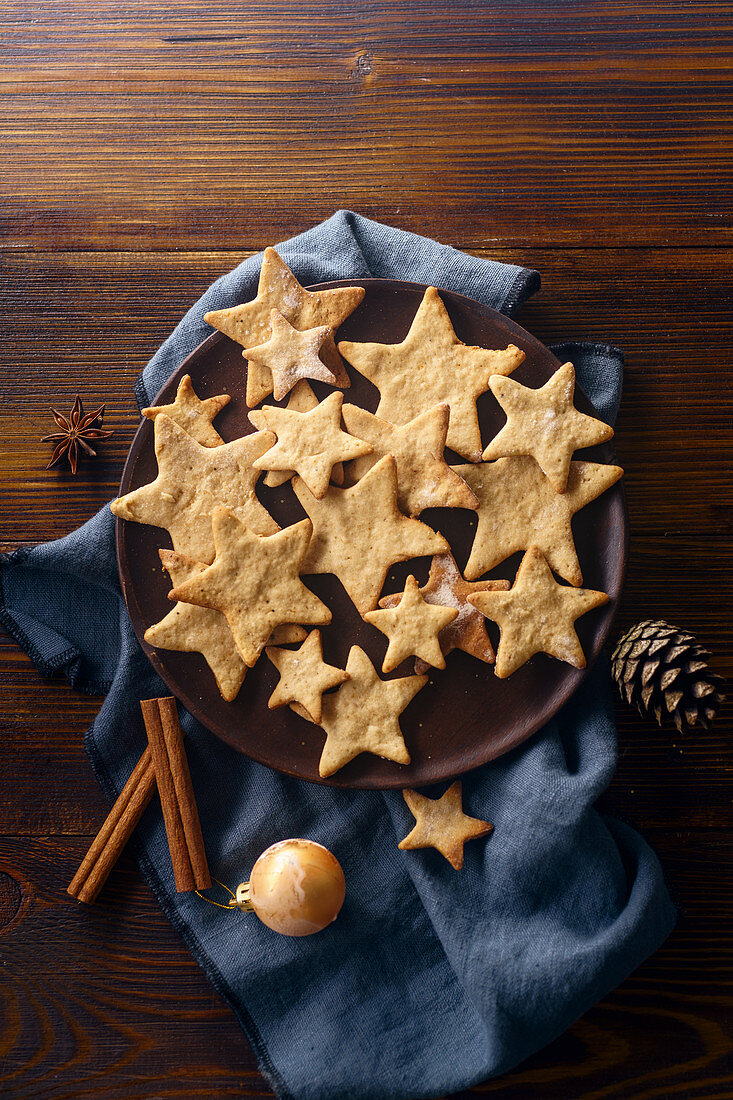 Schwedische sternförmige Ingwerplätzchen zu Weihnachten