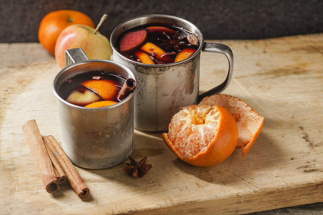 Glühwein mit Apfel, Orange, Kardamom, Zimt, Anis und Honig