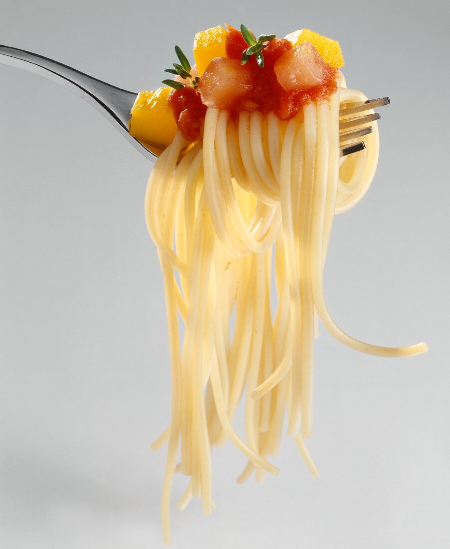 Spaghetti mit Tomaten-Paprika-Sauce auf Gabel