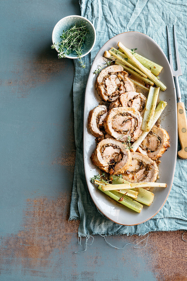 Kalbsroulade mit Anchovis-Pilz-Füllung und Staudensellerie