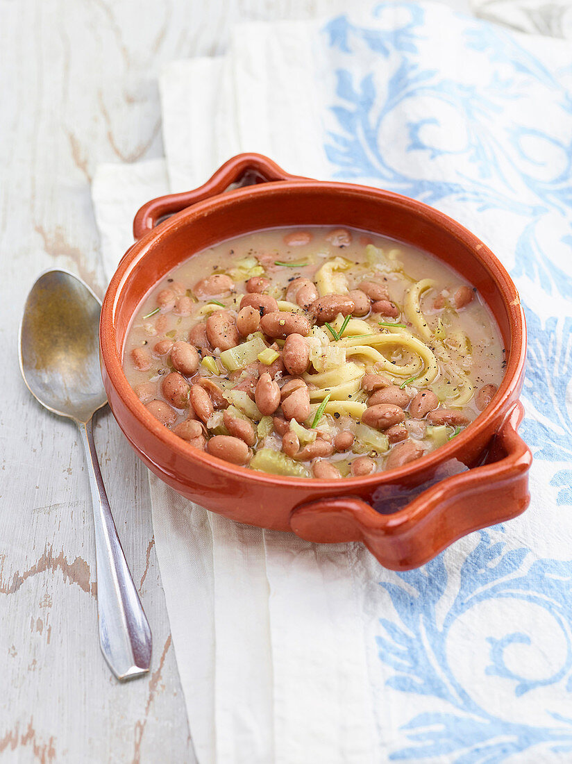 Bohnensuppe mit Nudeln