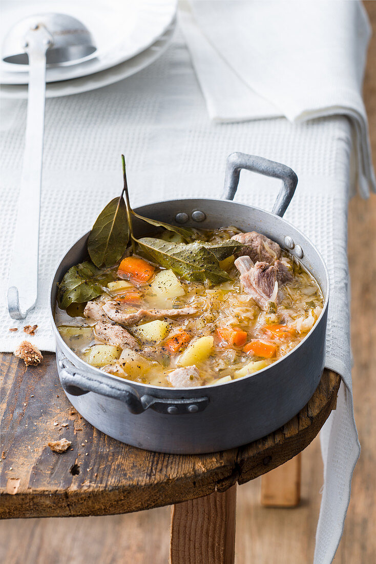 Sauerkrautsuppe mit Schweinerippchen und Wurzelgemüse