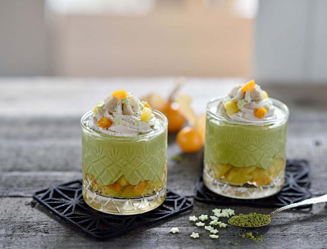 Veganes Matcha-Cheesecake-Mousse mit Mango-Physalis-Salat