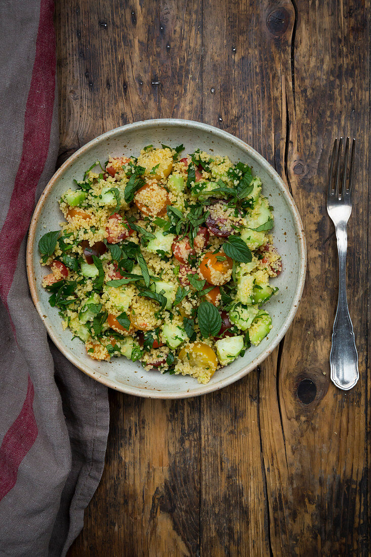 Tabouleh (Couscous-Salat mit Tomaten, Salatgurke, roter Zwiebel, Petersilie und Minze)