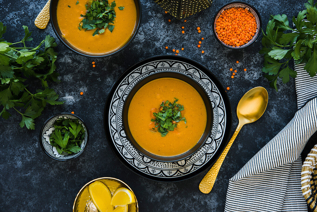 Marokkanische Rote-Linsen-Suppe mit Petersilie