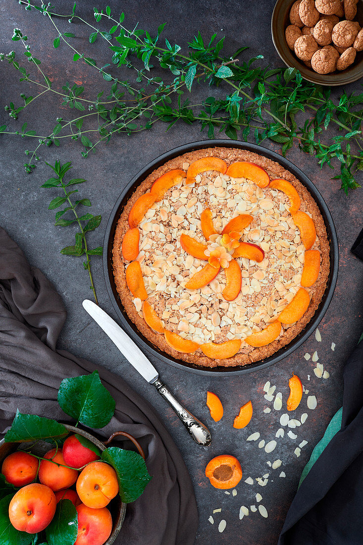 Tart with apricots and almonds