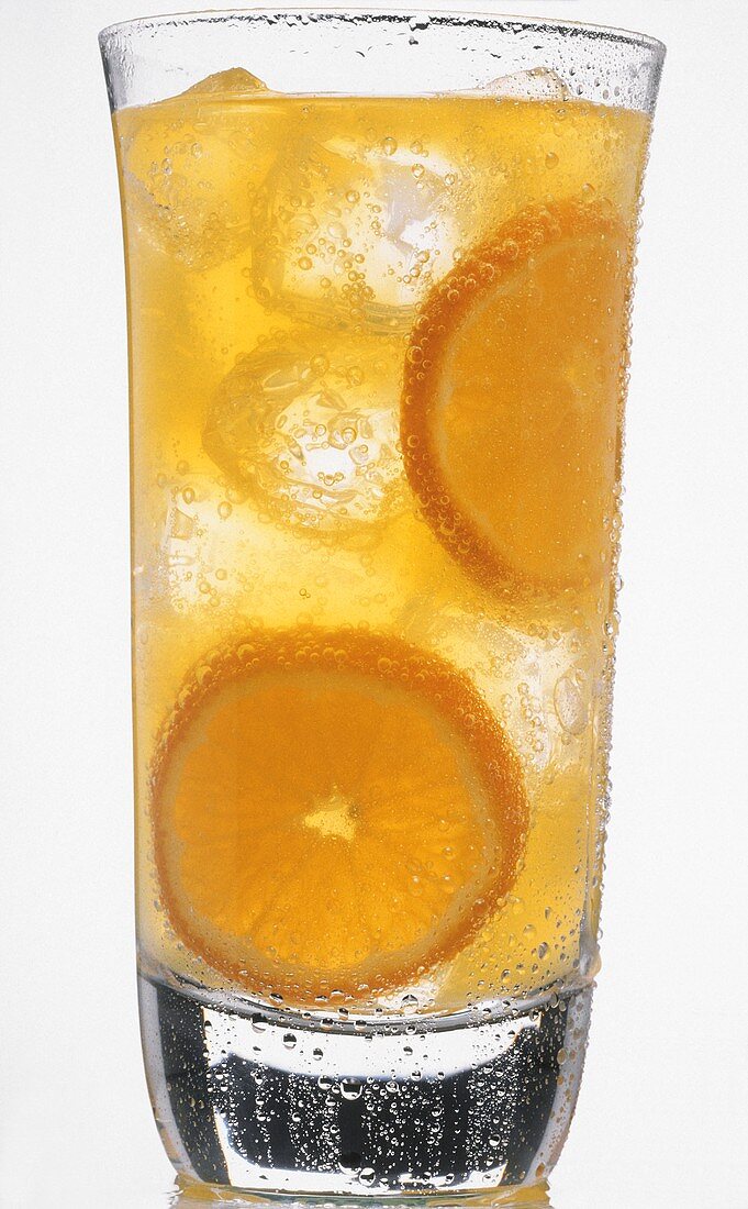 Orangensoda (Orangensaft,-scheiben,Mineralwasser & Eiswürfel)