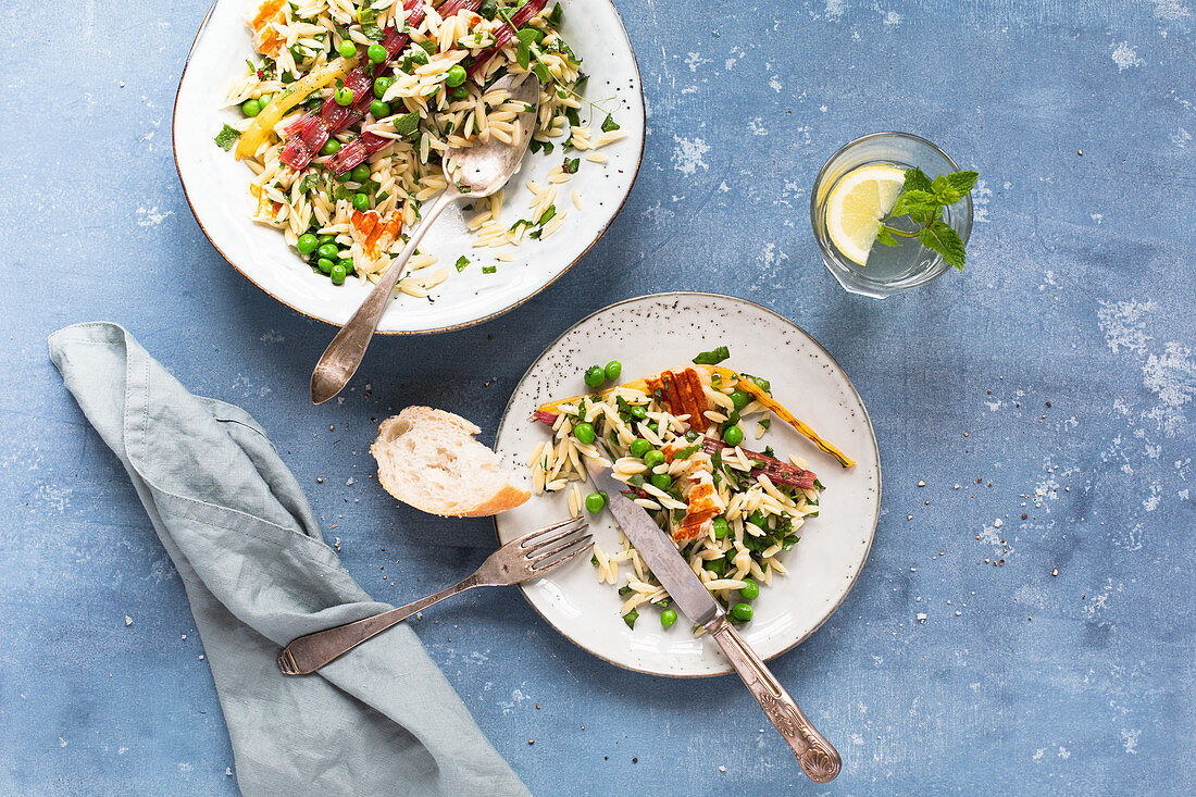 Salad with chard, kritharaki, grilled halloumi and peas