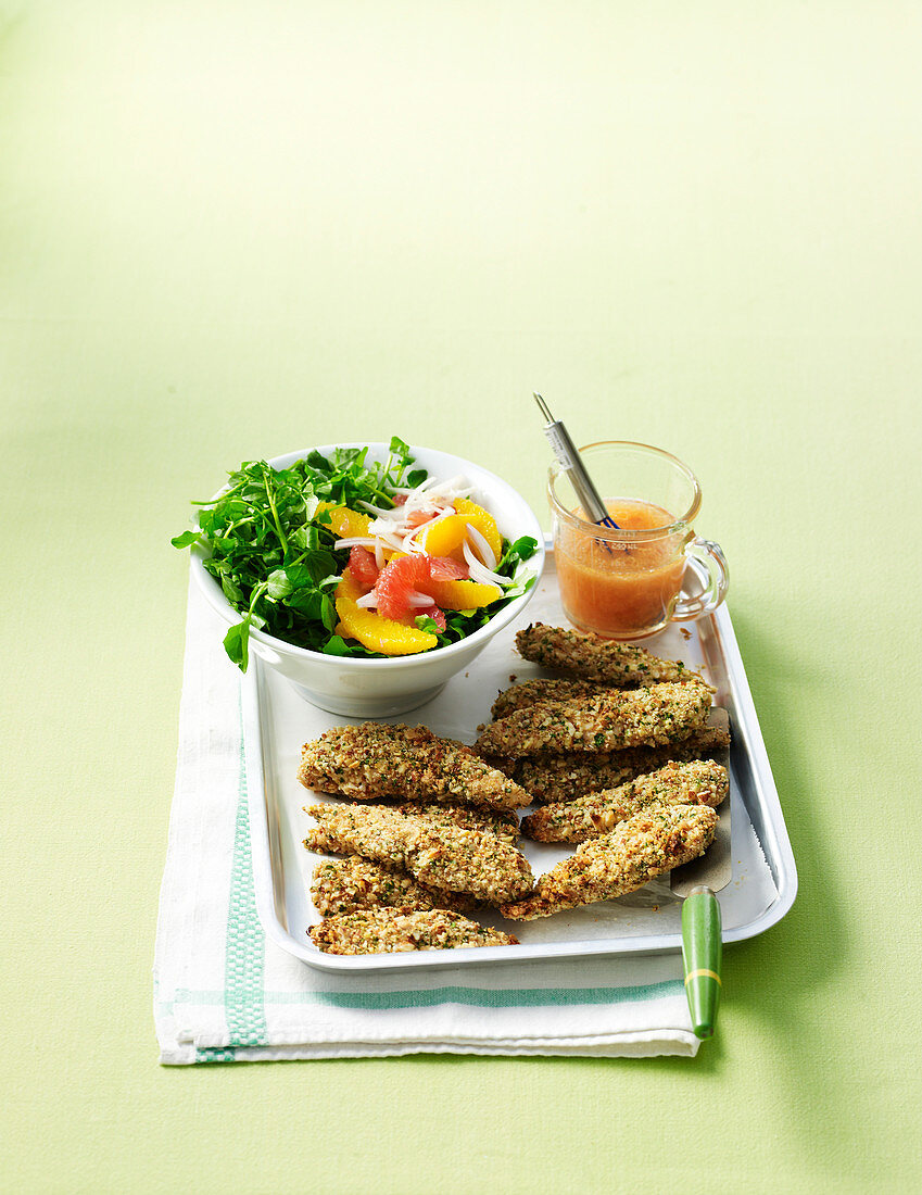 Panierte Hähnchenbrustfilets aus dem Ofen mit Zitrus-Salat