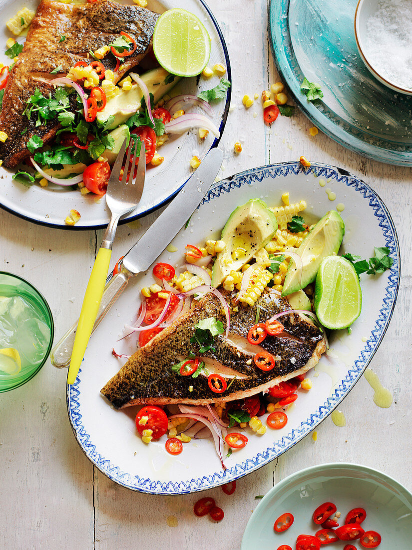 Lachsforellenfilet mit Grillmaissalat und Chili