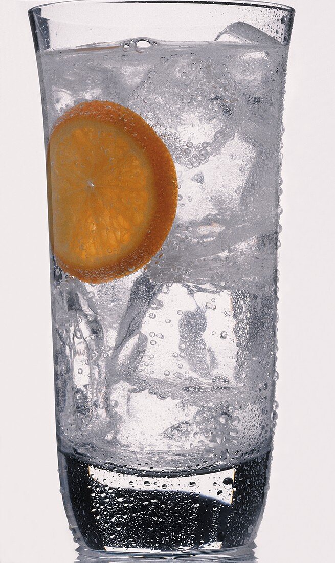 Mineralwasser mit Eiswürfeln & Orangenscheibe im Glas
