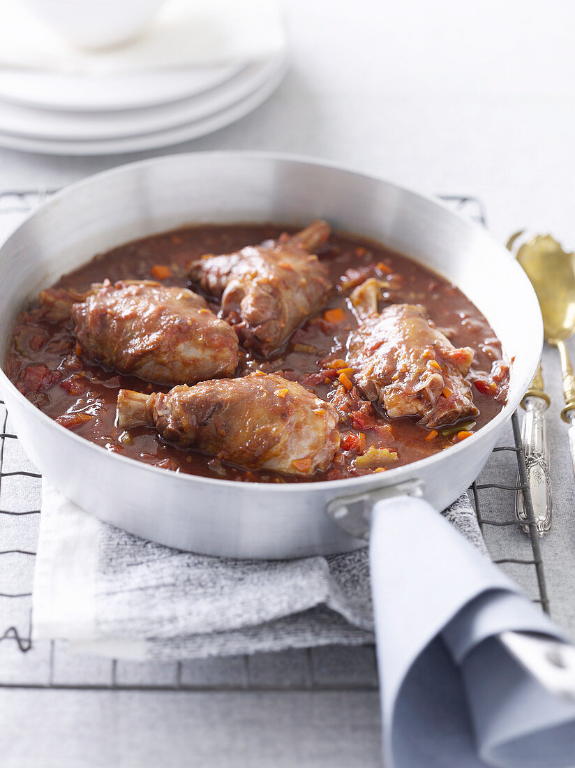 Traditionelle geschmorte Lammkeulen mit Tomaten