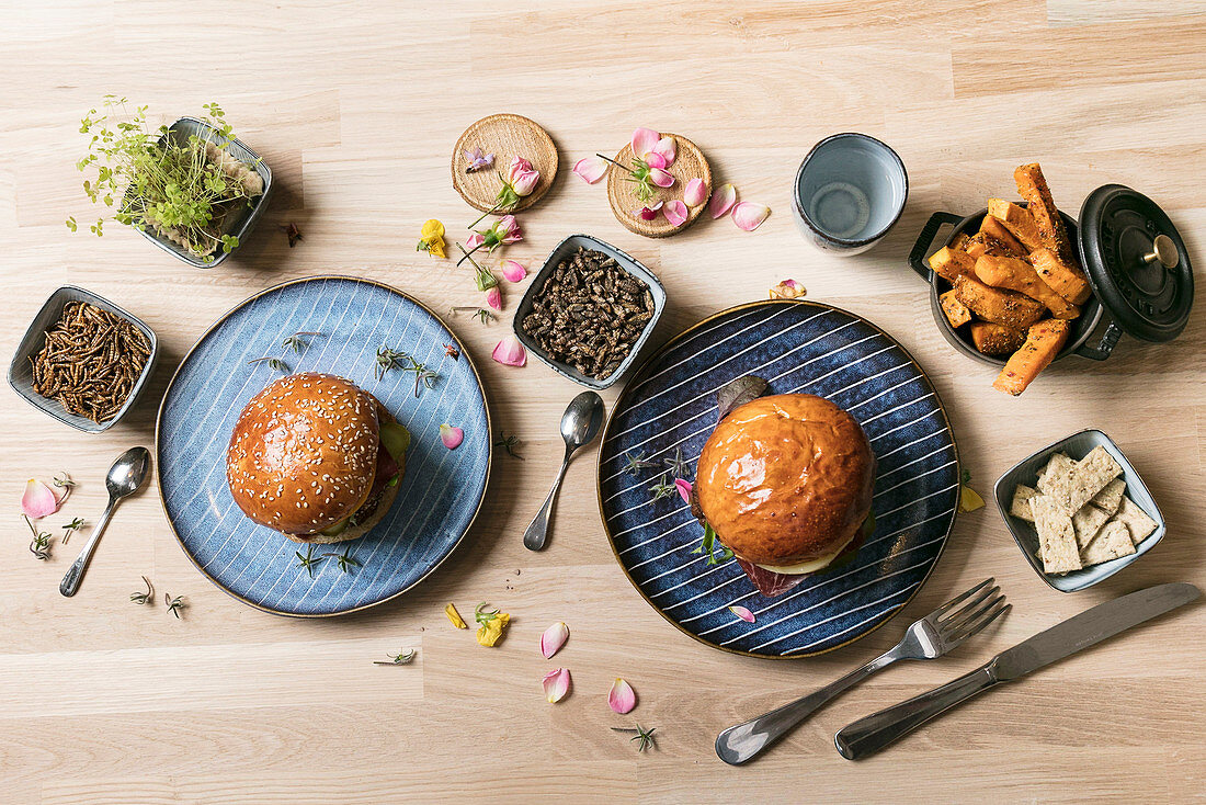 Mehlwurm-Burger - Brötchen mit Gemüsesteak und Würmern und Süsskartoffel-Pommes