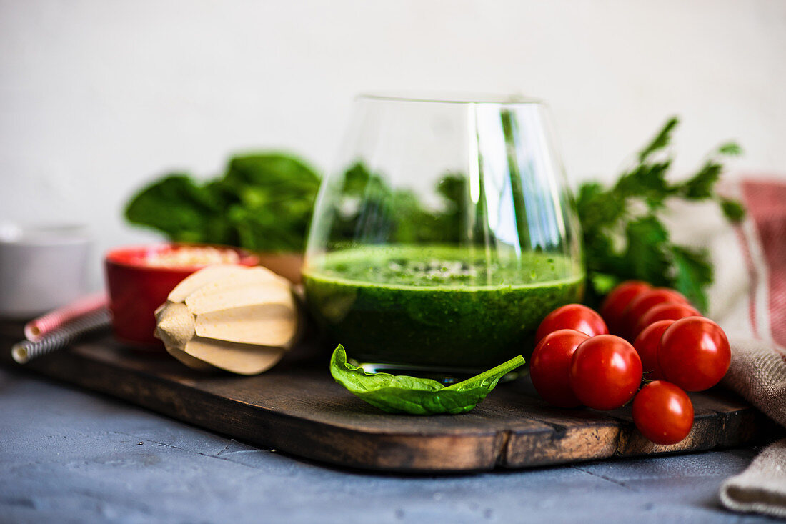 Green smoothie of apple, baby spinach, cucumber and chia seeds