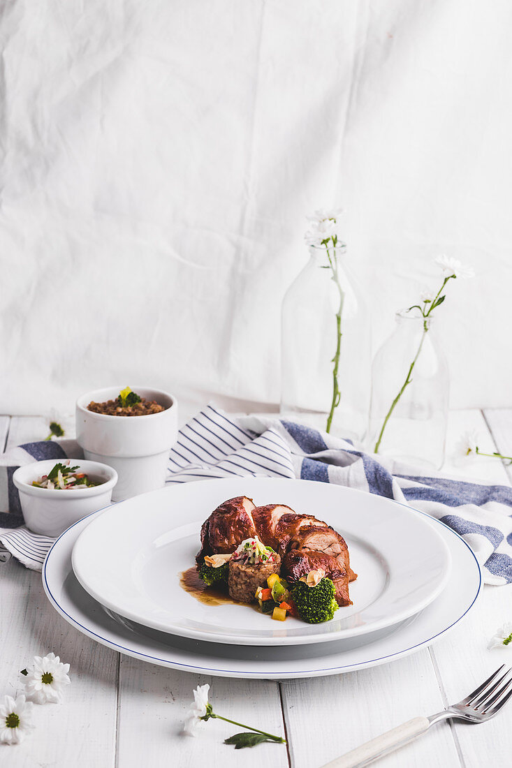 Schweineroulade mit Getreidetimbale und Brokkoli