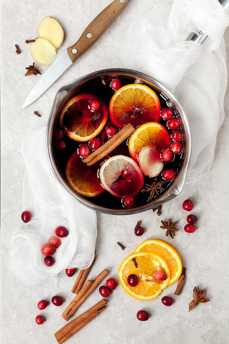 Alkoholfreier Fruchtpunsch mit Gewürzen und Cranberries