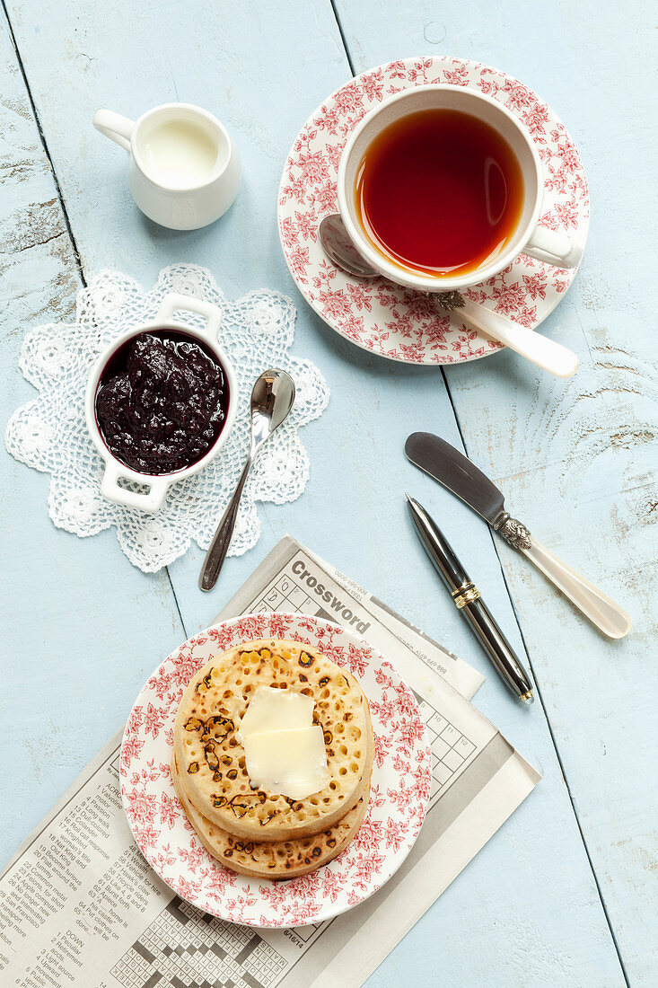 Getoastete Crumpets mit Butter, Marmelade und Tee (England)
