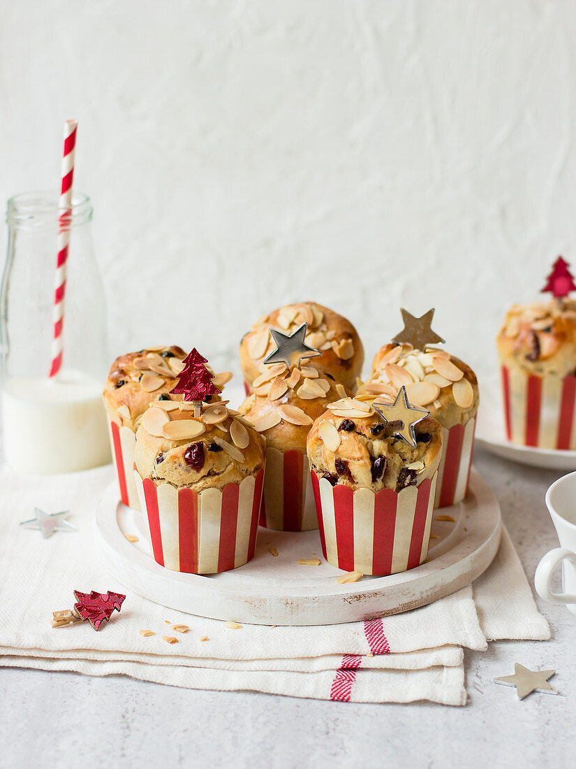 Panettone muffins with almonds and cranberries