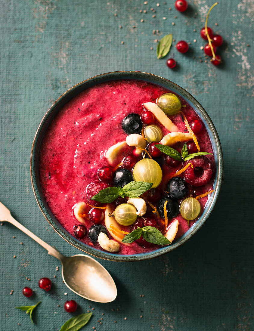 Smoothie Bowl mit Sommerbeeren, Chiasamen und Joghurt