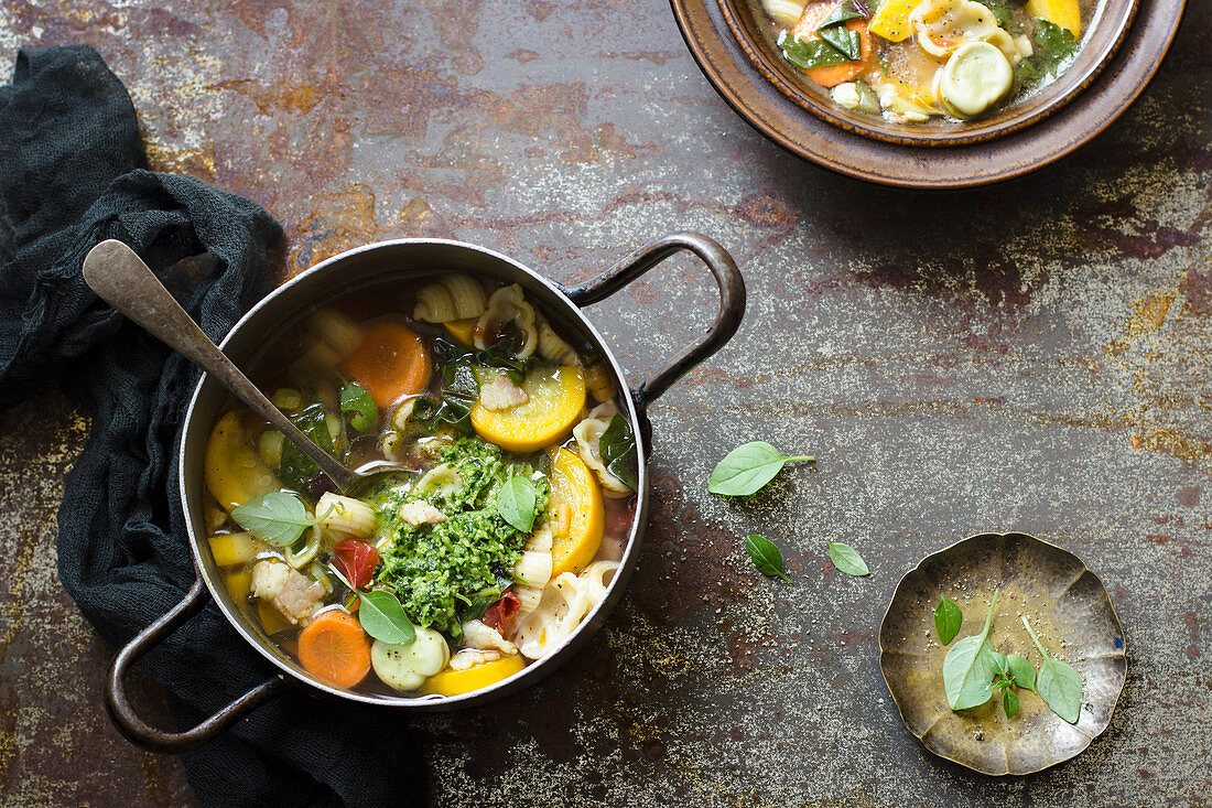 Sommerliche Minestrone mit Gemüse, Basilikumpesto und Muschelnudeln