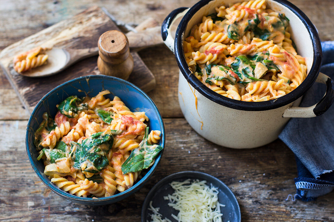 One-pot pasta with tomatoes, spinach, cream and mozzarella