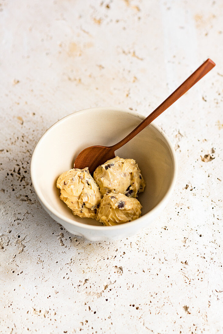 Tahini-Eiscreme mit Chocolatechips