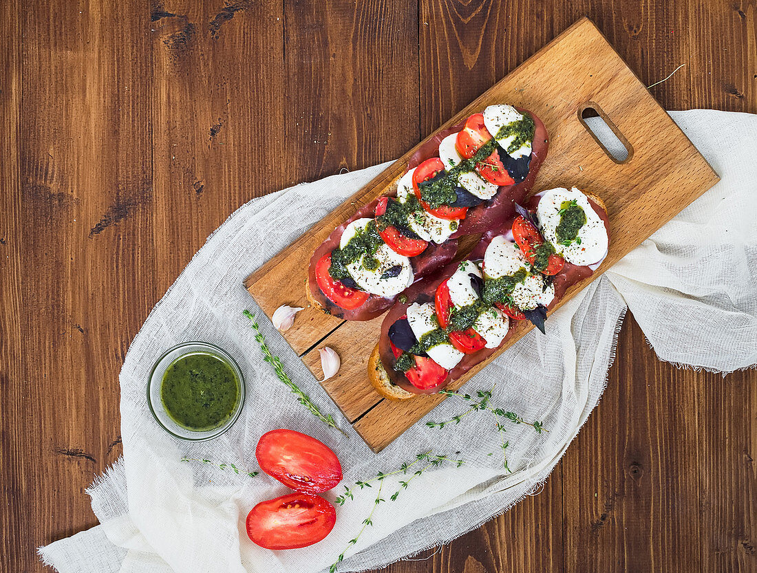 Tomaten-Mozzarella-Brote mit Räucherschinken und Basilikumpesto