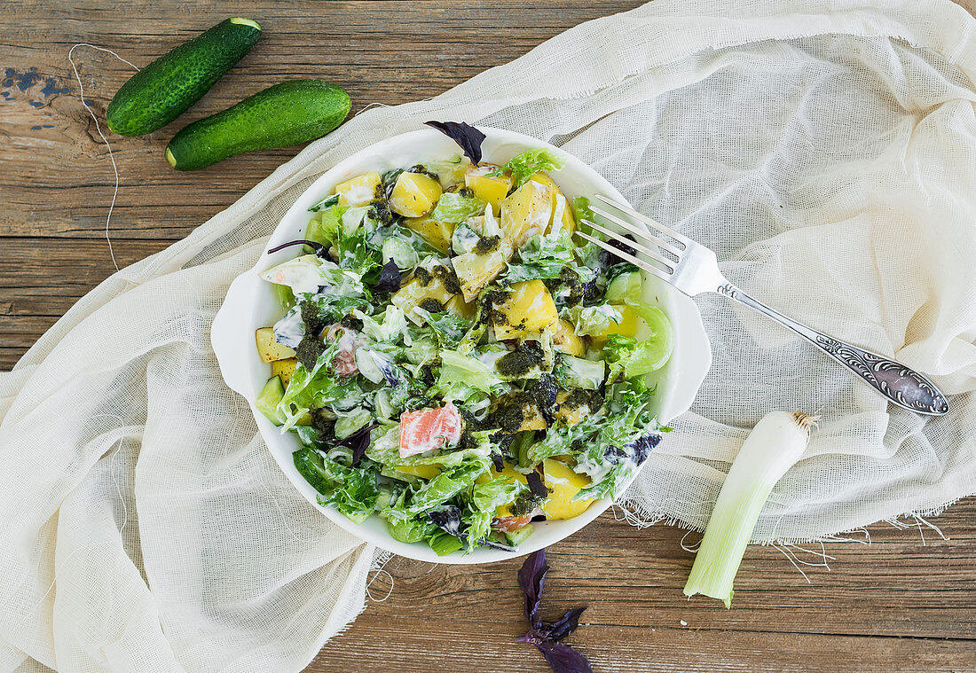 Kartoffelsalat mit Gurke, Romanasalat und Räucherlachs