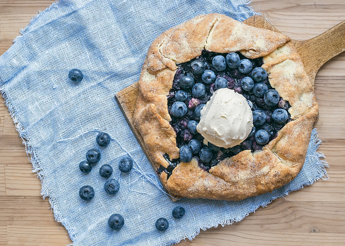 Blaubeer-Galette mit Vanilleeis