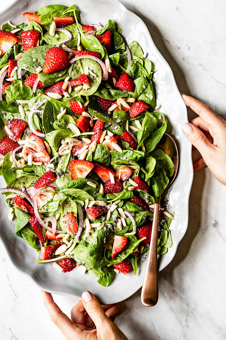 Spinatsalat mit Erdbeeren