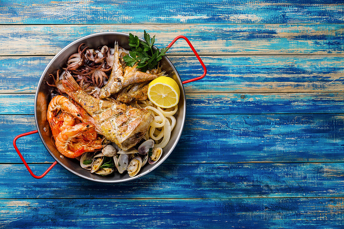 Meeresfrüchte-Platte mit Garnelen, Muscheln, Tintenfisch, Makrele und Barsch
