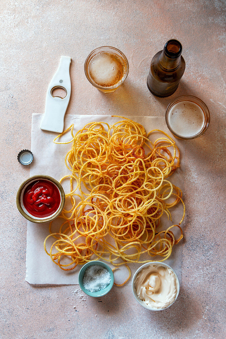 Spiralized potato fries served with ketchup and mayonnaise