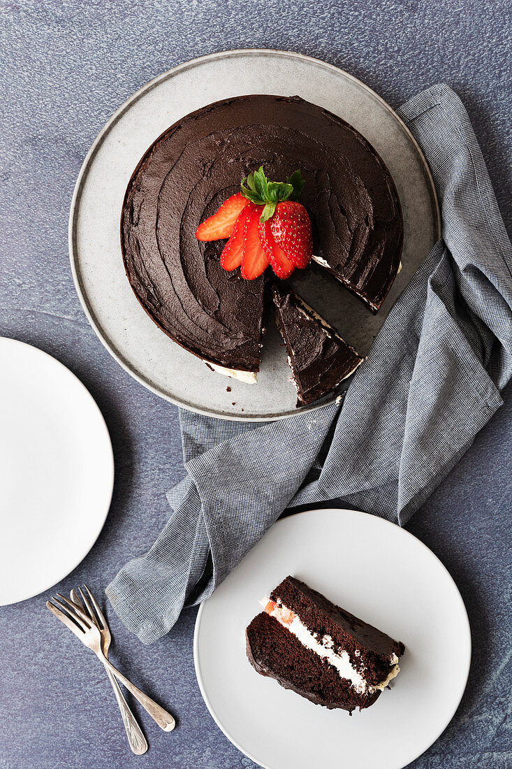 Glutenfreier Schokoladenkuchen mit Sahne und Erdbeeren (Aufsicht)