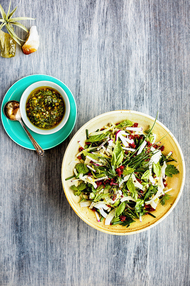 Fenchelsalat mit Kräutern und Salsa Verde nach italienischer Art (Aufsicht)