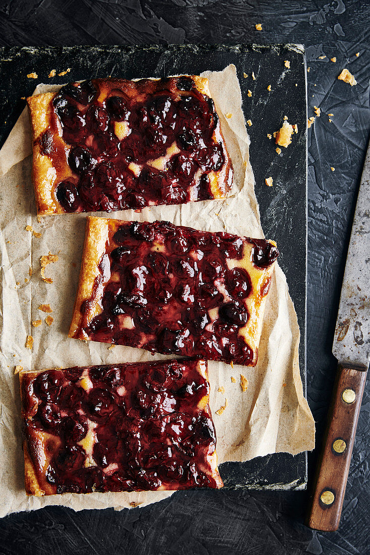 Sauerkirschtarte vom Blech, in Stücke geschnitten (Aufsicht)