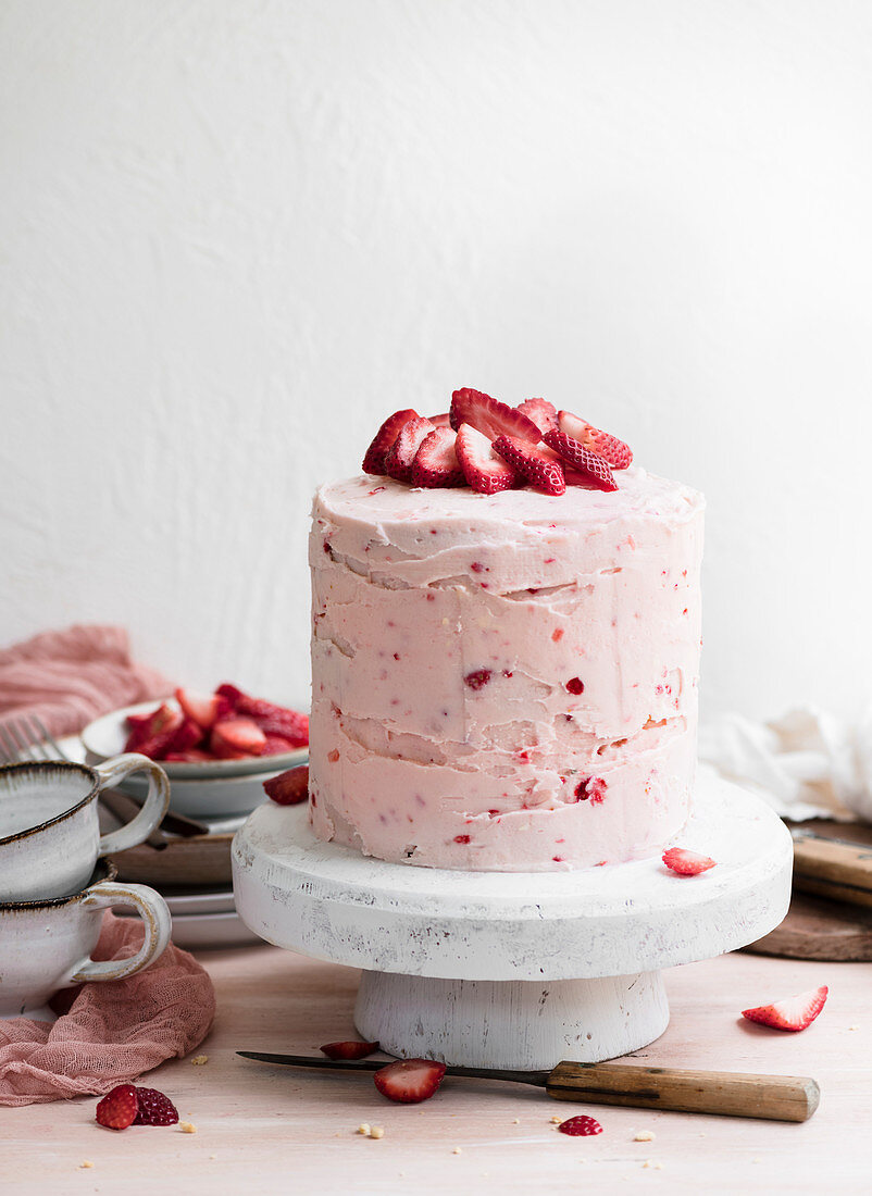 Schichttorte mit Zitronenbiskuit und Erdbeerbuttercreme