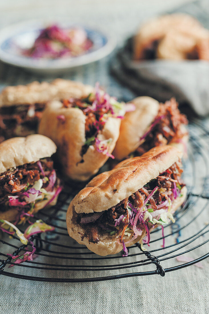 Rindfleisch-Krautsalat-Sandwiches