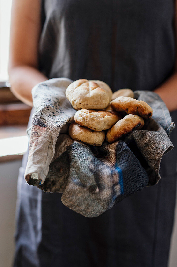 Frau mit gerösteten Brötchen