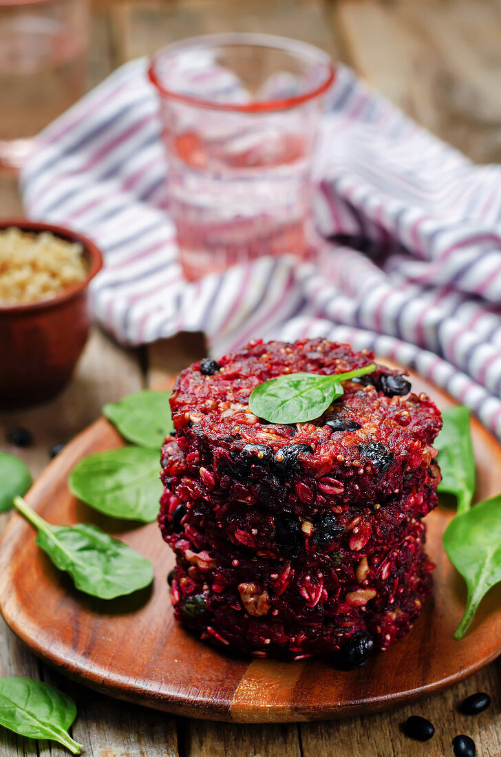 Quinoa-Rote-Bete-Walnuss-Burger mit schwarzen Bohnen und Spinat