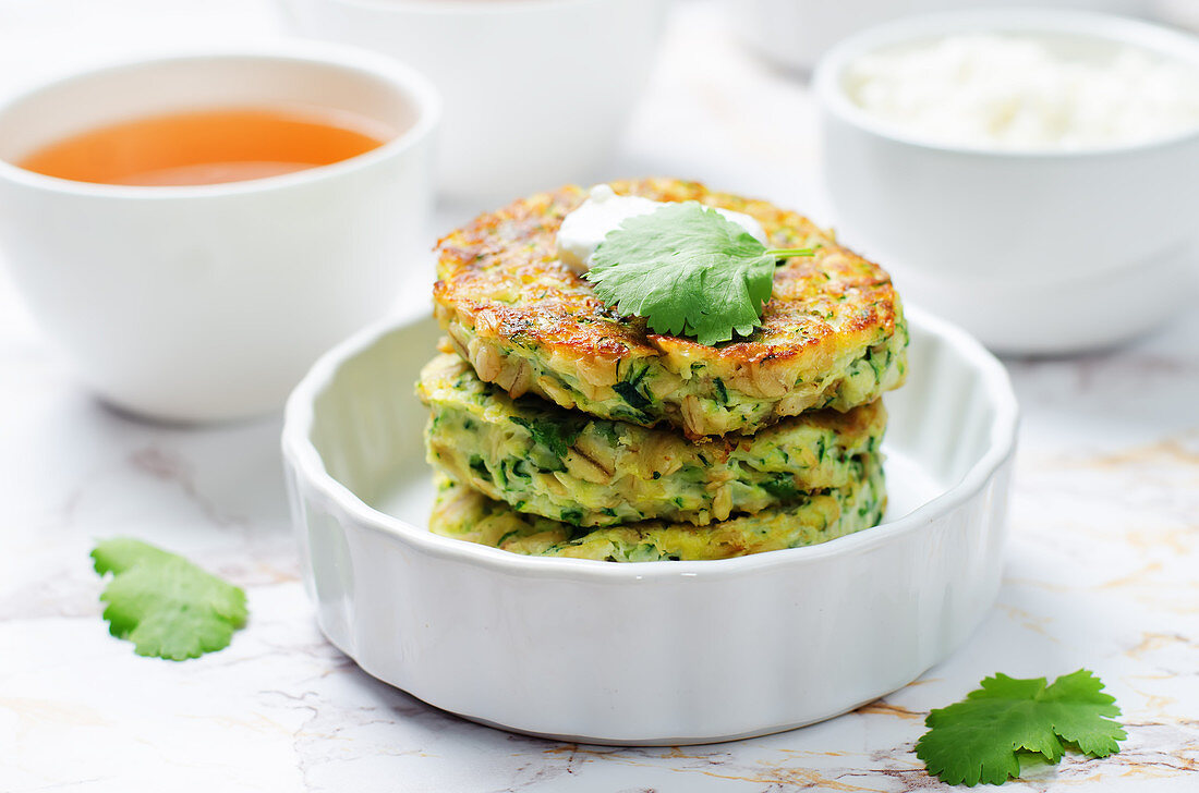 Zucchini-Ricotta-Puffer mit Koriandergrün