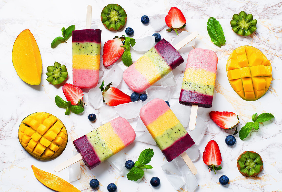 Strawberry, mango, kiwi and blueberry ice cream pops with fruits