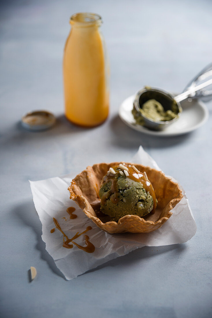 Vegane Matcha-Kokos-Nicecream mit Mandeln und Karamellsauce