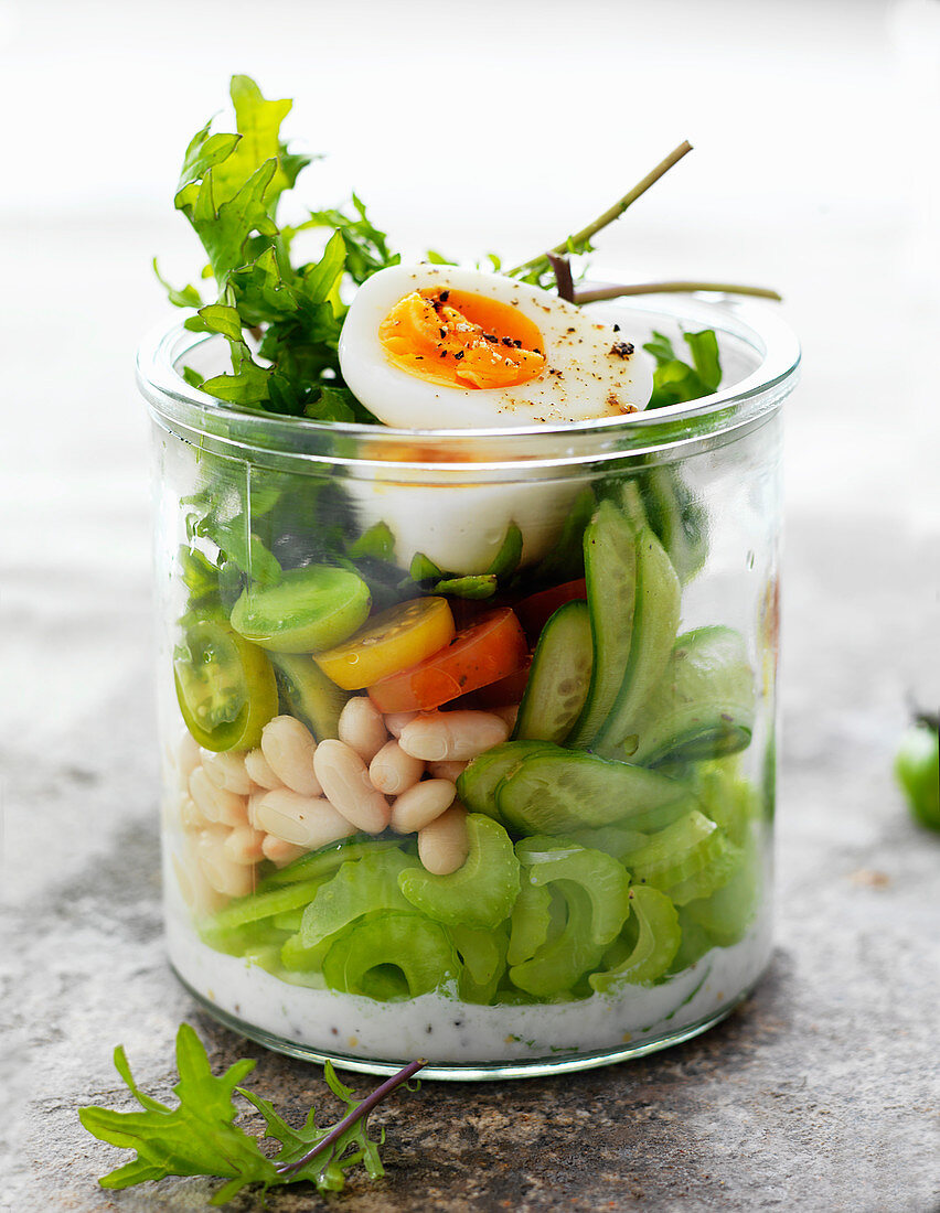 Salat im Glas mit Bohnen und Ei