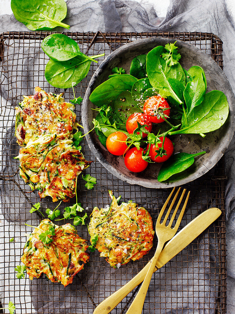 Zucchinipuffer mit Tomaten-Spinat-Salat